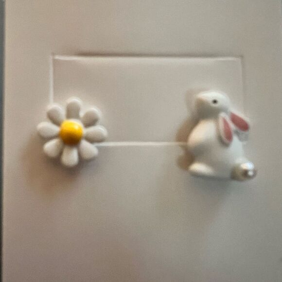🐰 Betsey Johnson White and Yellow Bunny and Flower mismatched earrings 🐰 - Picture 7 of 7